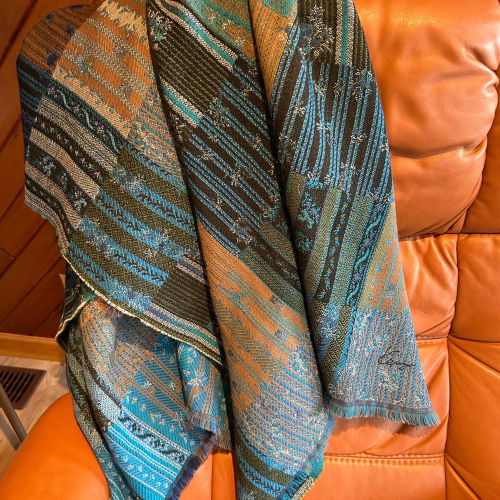 KENZO Blue/Brown Textured Accent Throw in Cotton 53”W x 68” L. See fringe pic #5